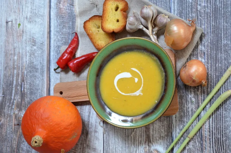 zupa dyniowa z mleczkiem kokosowym i trawą cytrynową