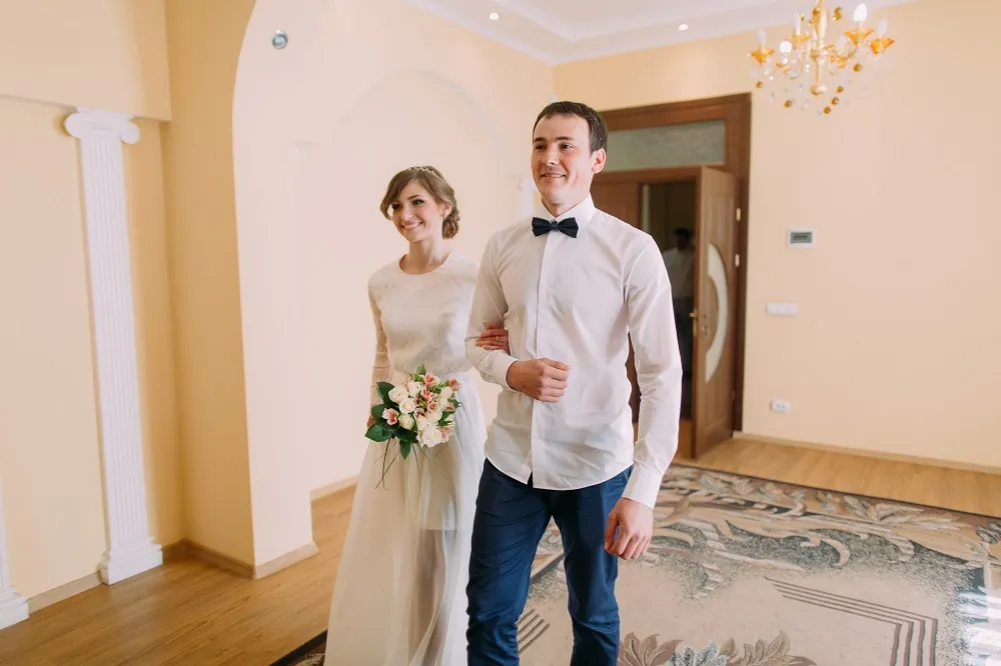 para młoda w urzędzie stanu cywilnego, dokumenty do ślubu cywilnego