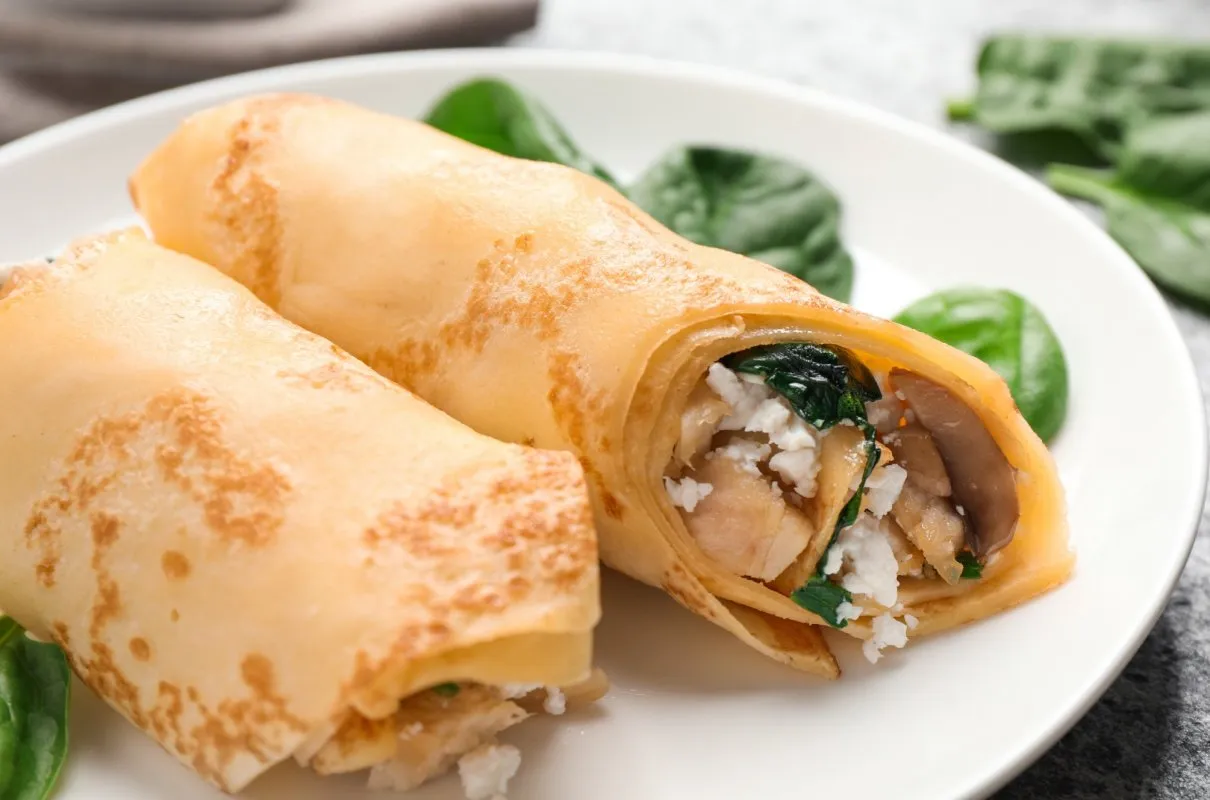 Różne dania ze szpinakiem: makaron, faszerowany kurczak, naleśniki