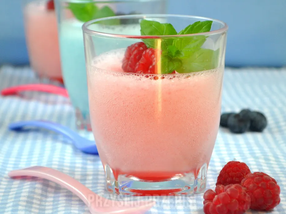 puszysta pianka z galaretki w pucharku