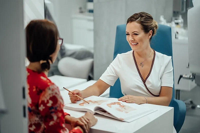 kobieta w gabinecie medycyny estetycznej rozmawia z lekarzem o depilacji laserowej