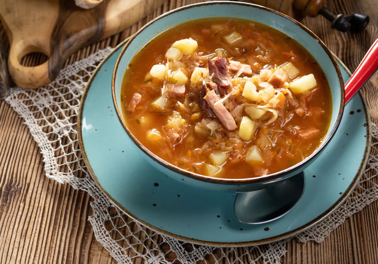 tradycyjny kapuśniak na żeberkach, krupnik na żeberkach, kartoflanka na żeberkach