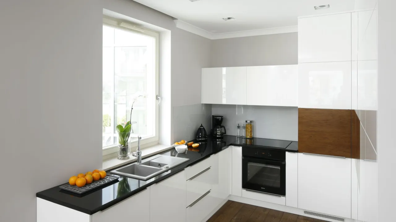 Szare ściany w białej kuchni