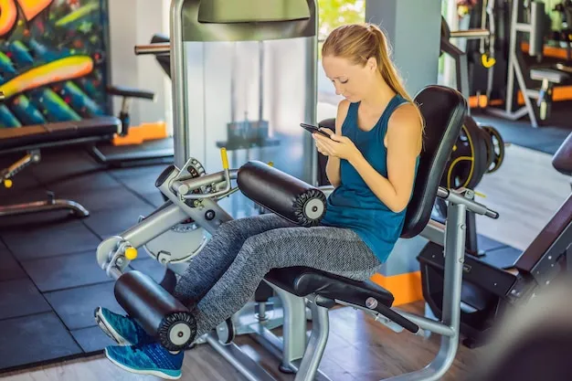 Kobieta sprawdza telefon przed wejściem na siłownię