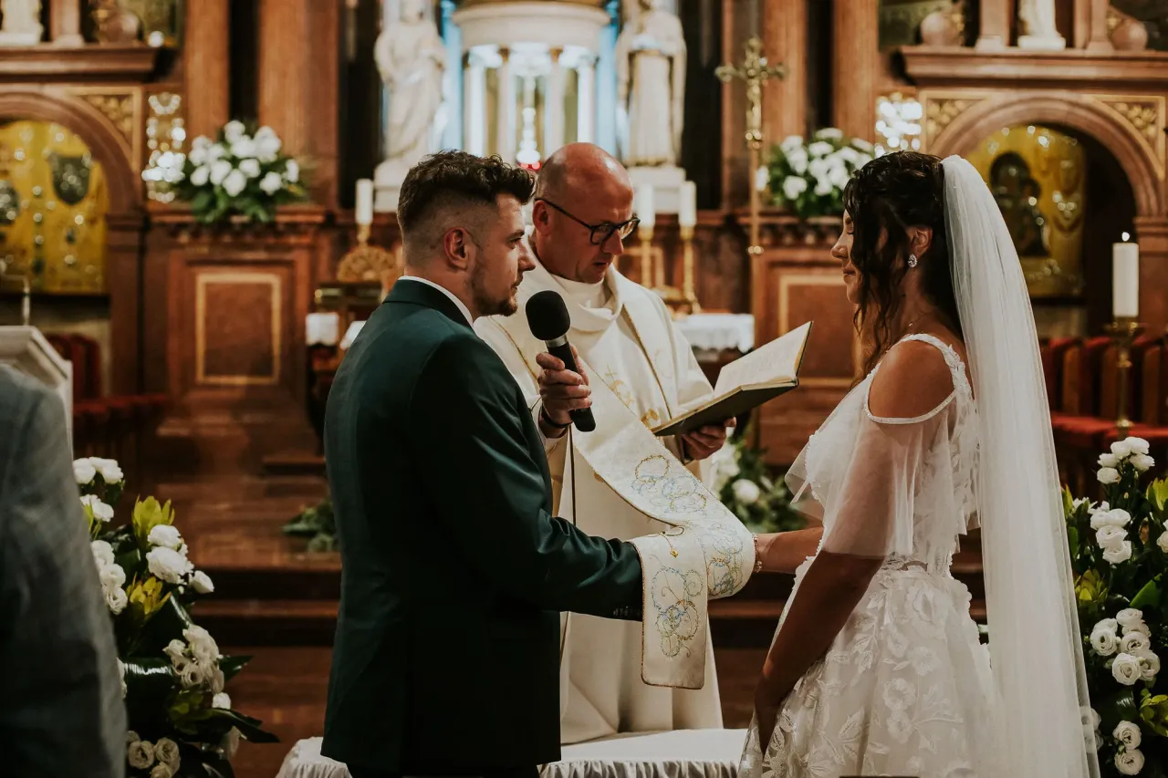 para młoda w kancelarii parafialnej z księdzem