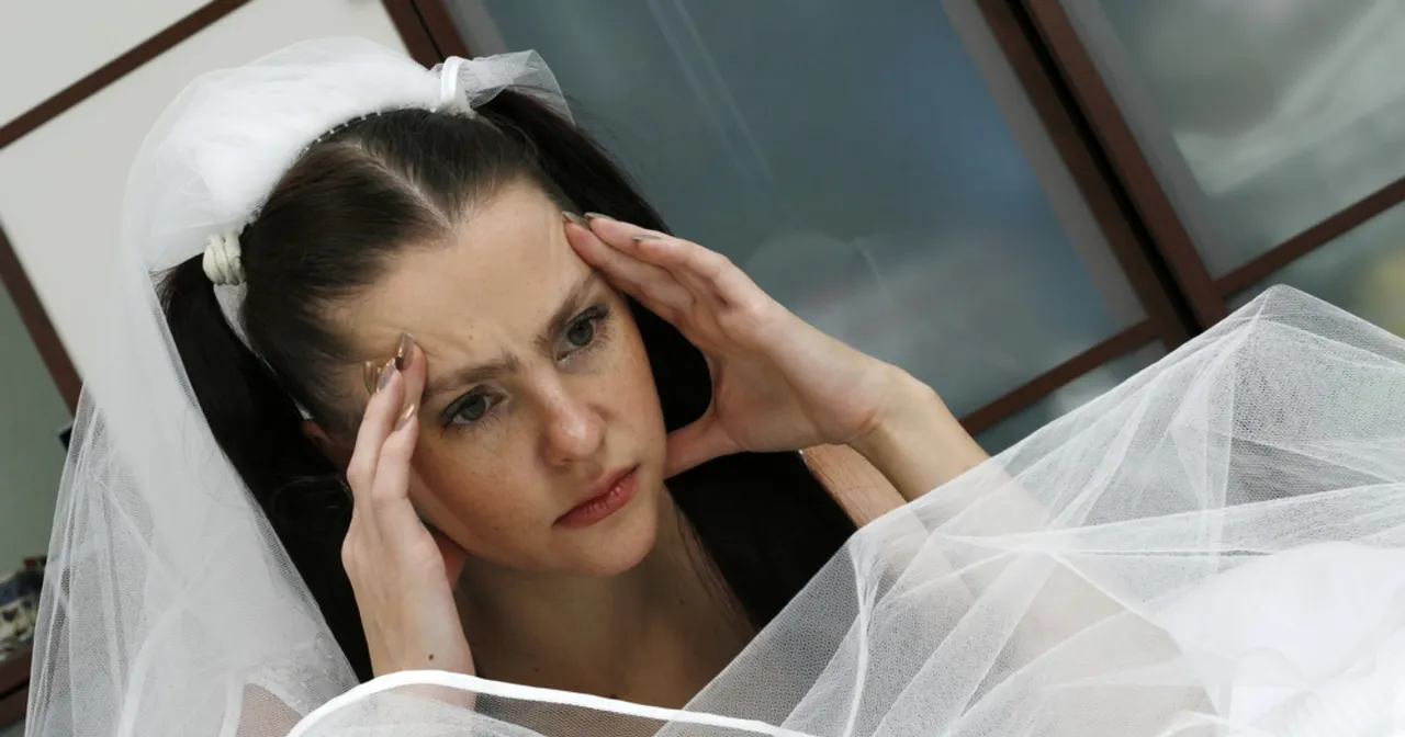 Zmartwiona panna młoda z welonem, objawy stresu przedślubnego. Jak uniknąć 