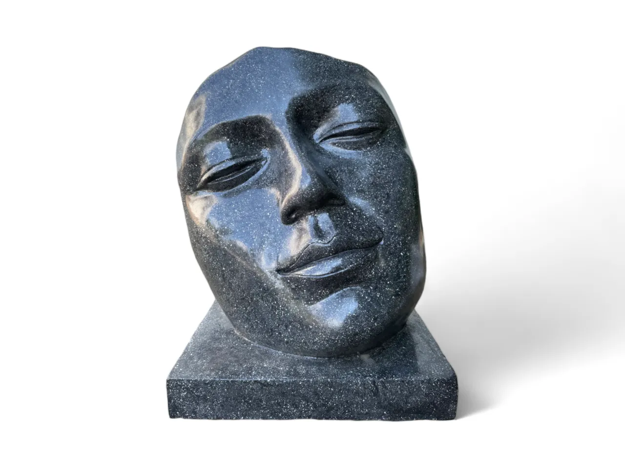 verschiedene gesichtsskulpturen garten stile