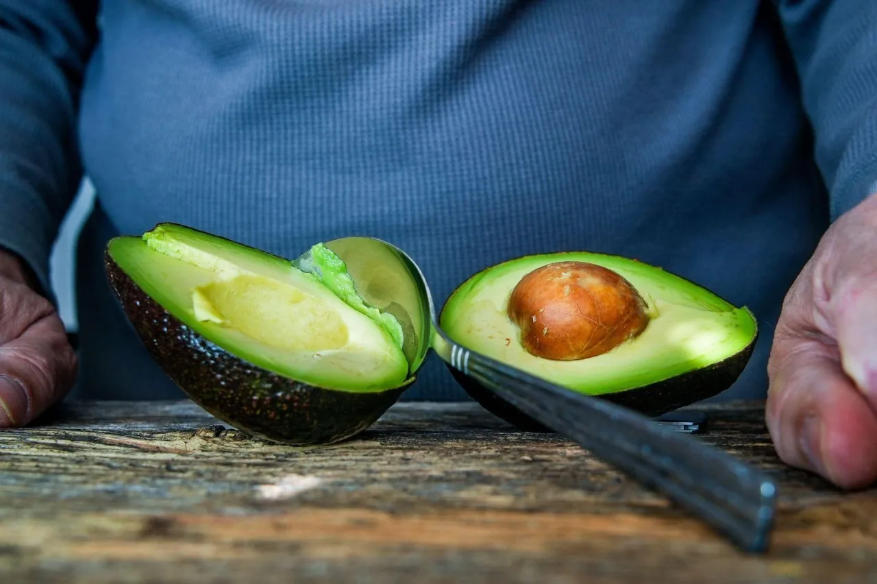 dojrzałe awokado przekr&oacute;j