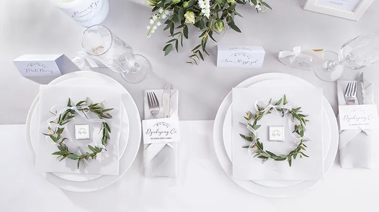 elegancko udekorowany st&oacute;ł na przyjęcie z okazji chrzcin w restauracji