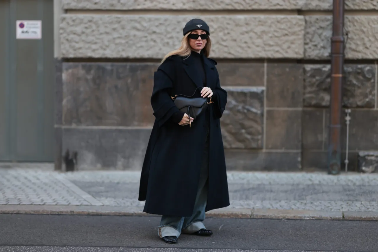 street style jesień zima 2025 trendy kobieta w płaszczu oversize