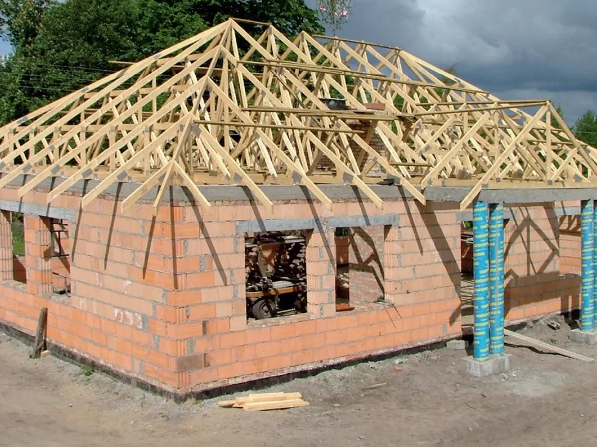 więźba dachowa czterospadowa konstrukcja