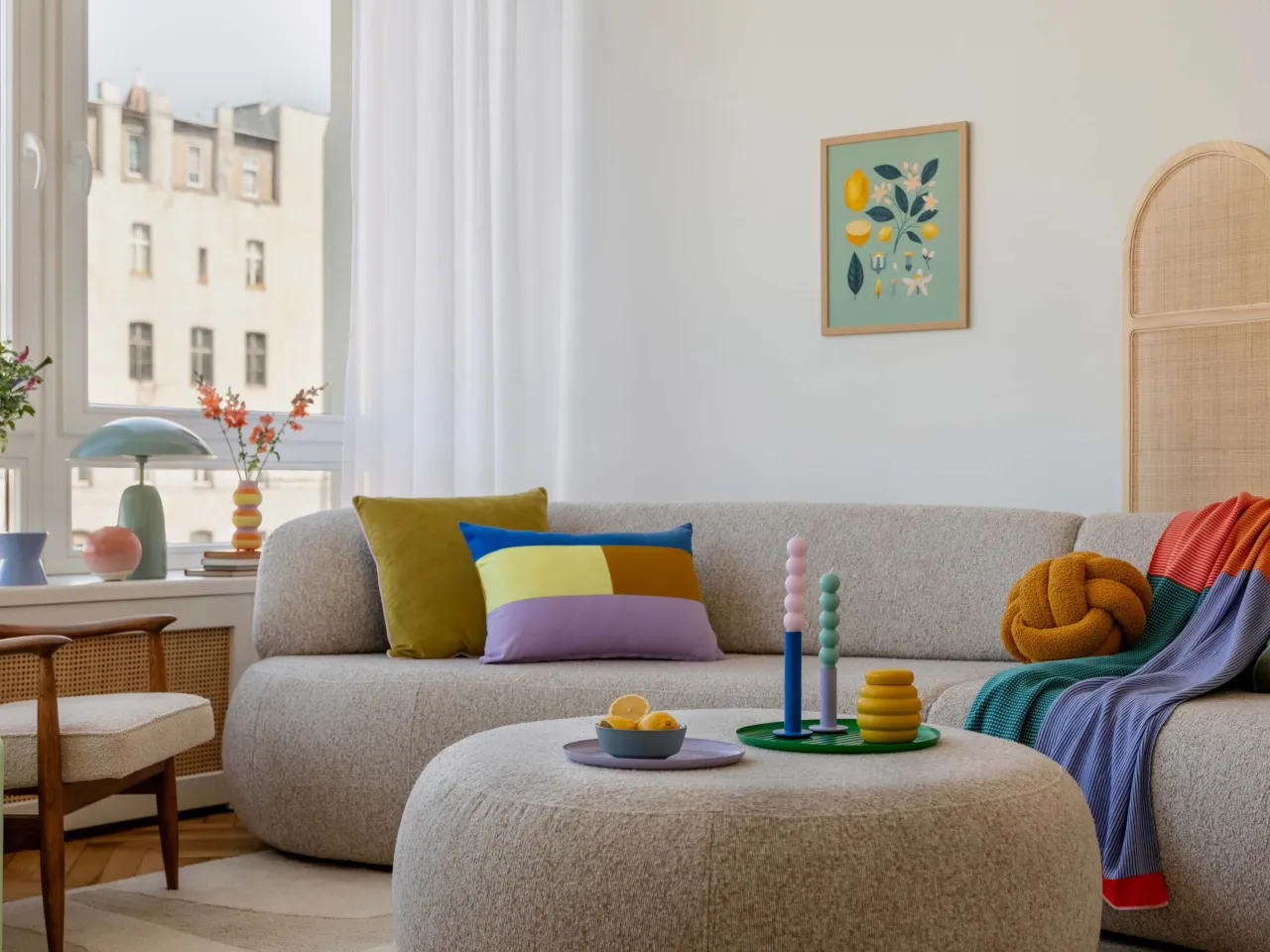 przytulny salon tekstylia poduszki pledy