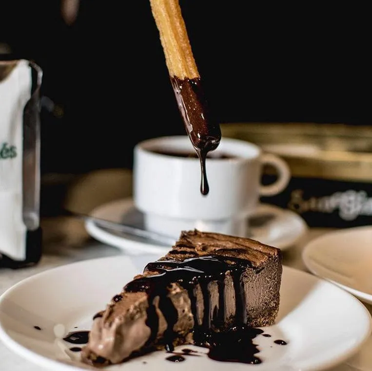 Collage de postres espa&ntilde;oles: tarta de queso, churros con chocolate, helado artesanal y ensaimada
