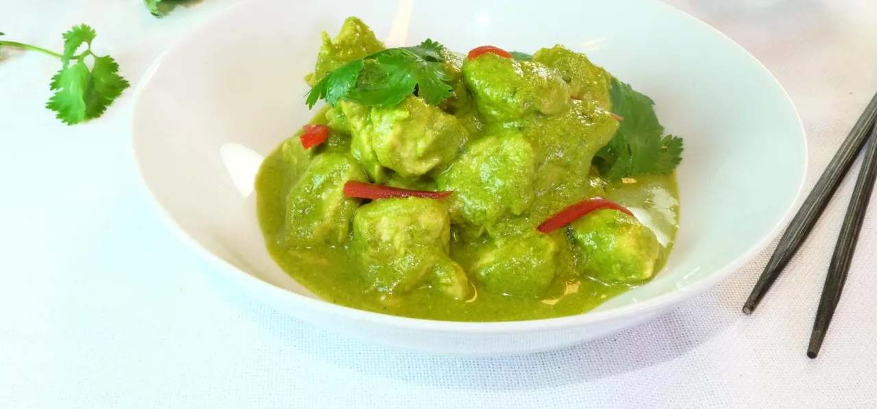 danie zielone curry z kurczakiem i warzywami