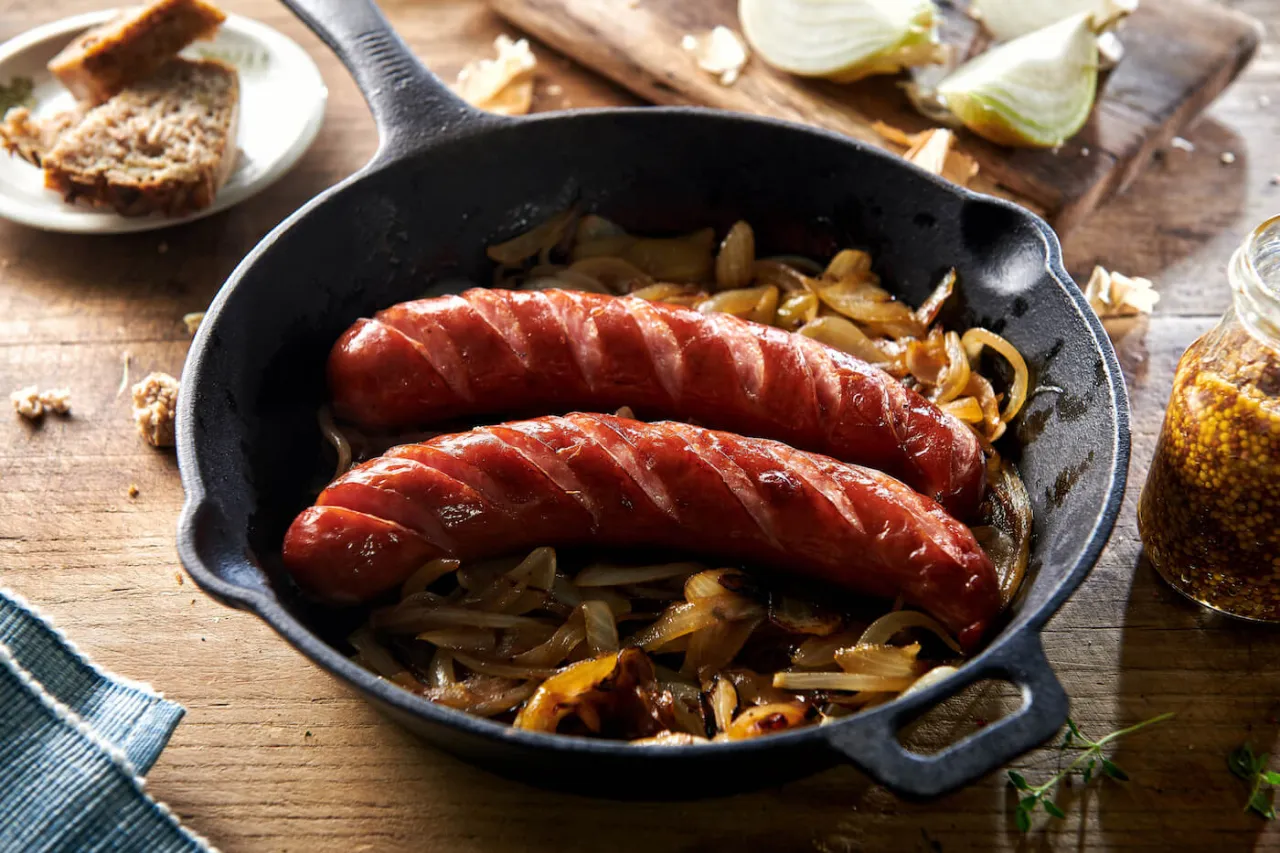 kiełbasa smażona na patelni