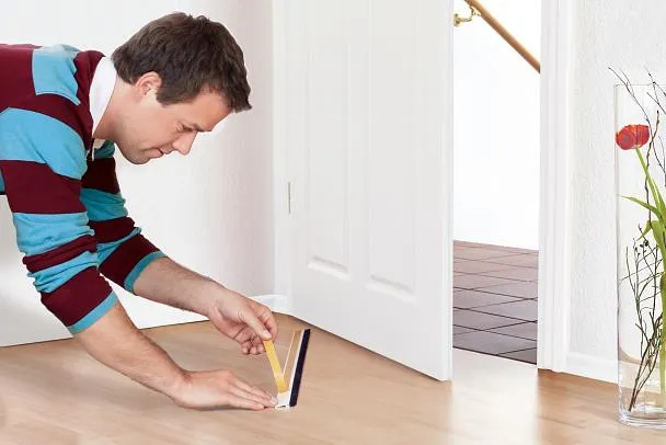 uszczelnianie drzwi wejściowych w bloku krok po kroku