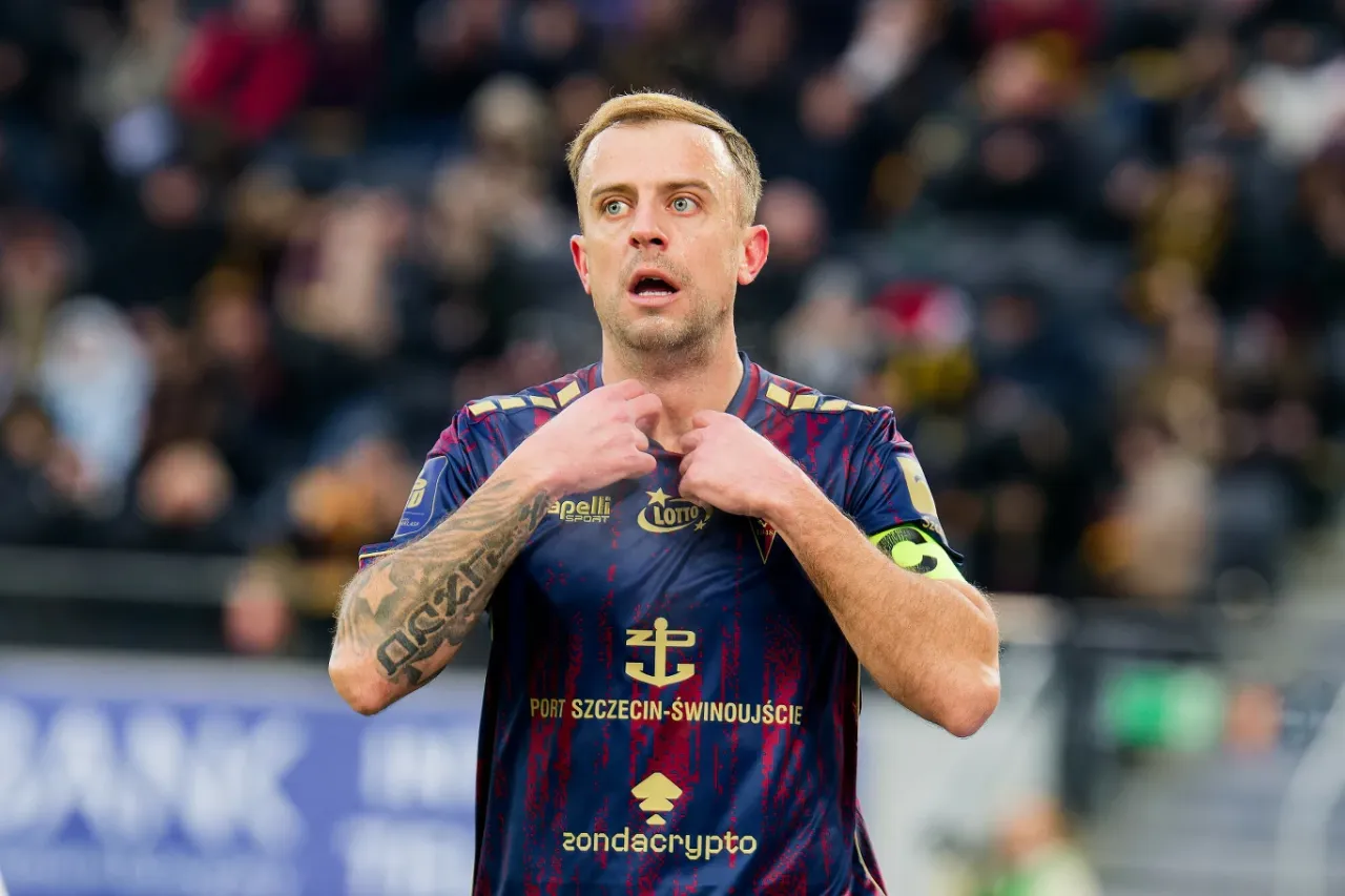 Piłkarz Pogoni Szczecin w koszulce z logo 