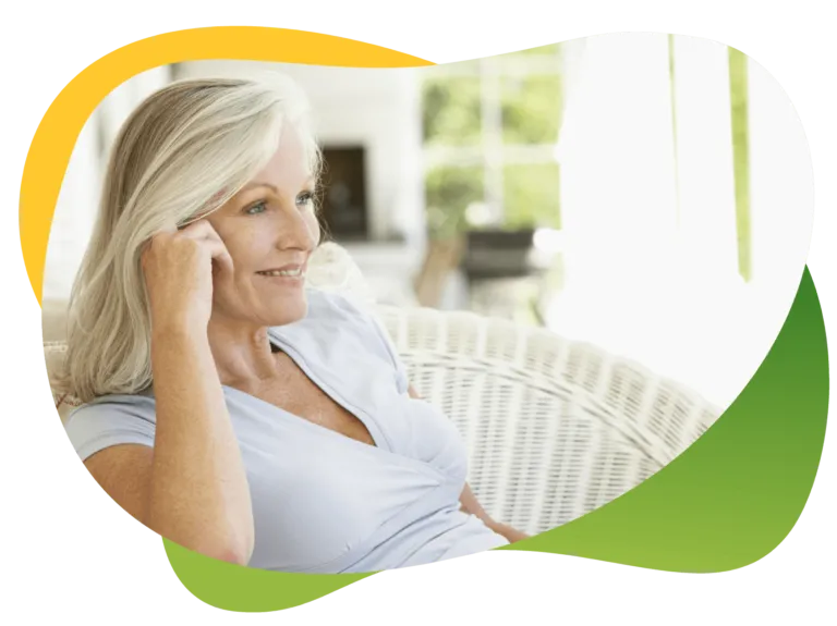 kobieta w średnim wieku uśmiechnięta, zrelaksowana, symbol ulgi w menopauzie