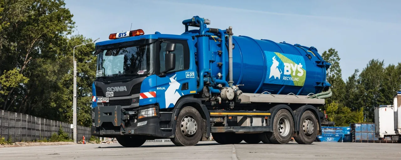 Niebieska cysterna BYŚ Recycling gotowa do wywozu szamba do oczyszczalni. Sprawdź, ile kosztuje wyw&oacute;z szamba do oczyszczalni.