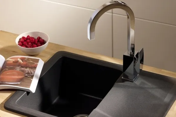 Montaż baterii kuchennej w zlewie lub blacie