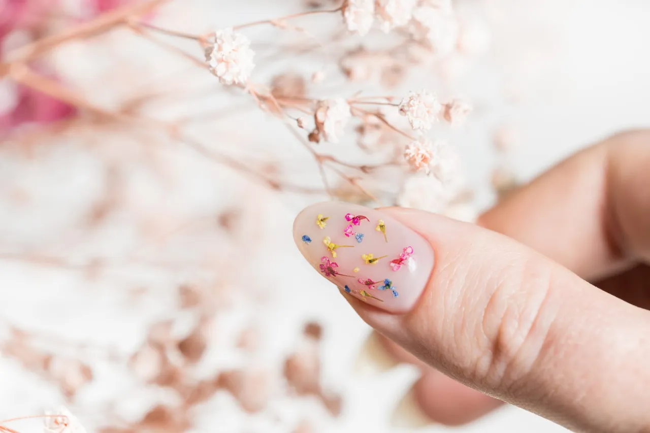 inspiracje kwiatowe wzory na paznokciach