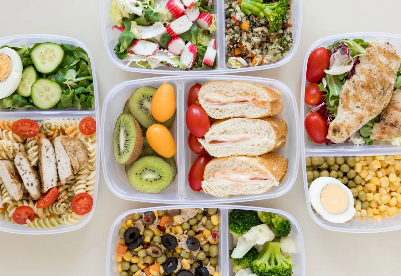 variedad de almuerzos saludables en tuppers coloridos