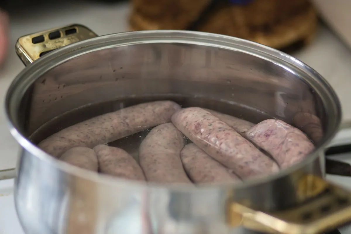 Parzenie kiełbasy w garnku z termometrem