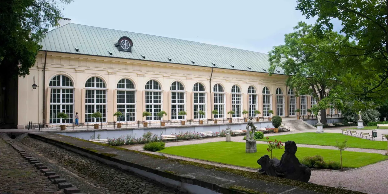 Pałac na Wyspie w Łazienkach Kr&oacute;lewskich to idealne miejsce, by dowiedzieć się, co zwiedzić w Warszawie z dziećmi. Piękny ogr&oacute;d i zabytki zachwycą całą rodzinę.