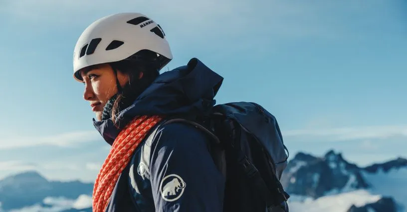 rodzaje kask&oacute;w wspinaczkowych piankowy skorupowy hybrydowy