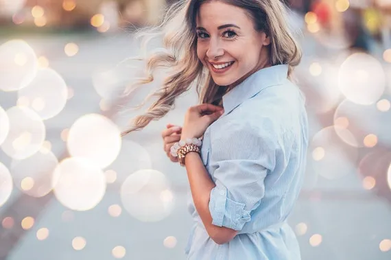 Przykłady zdjęć makijażu z efektem bokeh i bez