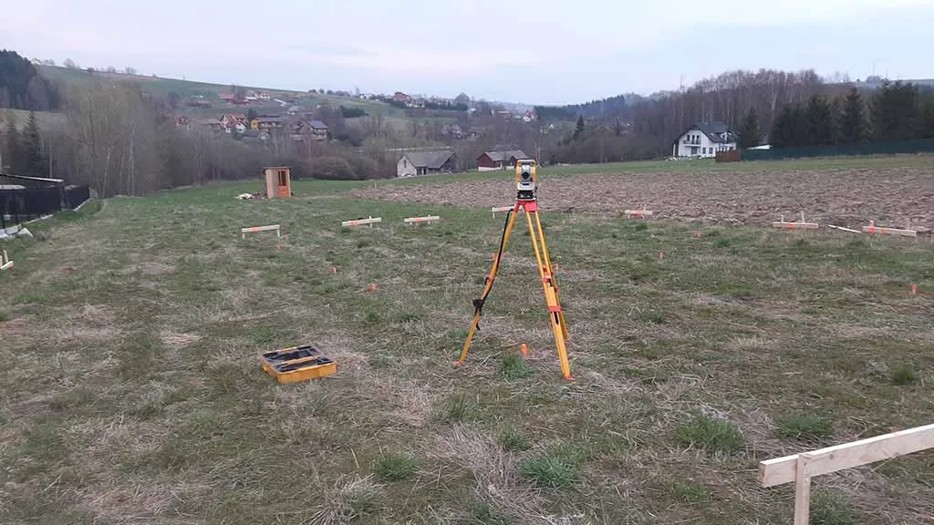 geodeta tyczenie budynku praca w terenie