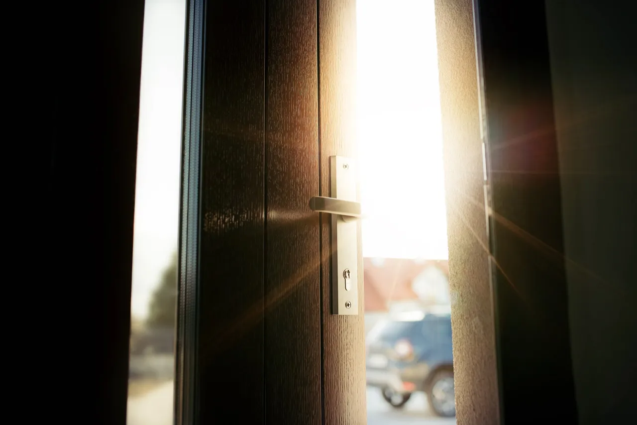 Porównanie drzwi stalowych i aluminiowych infografika