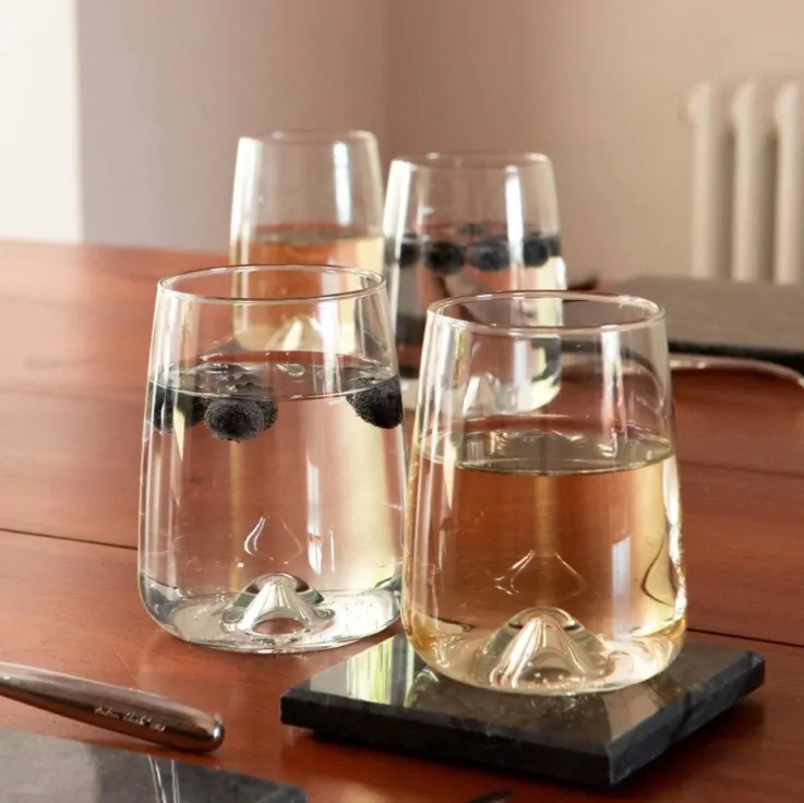 Szklanka wody obok napoju zero