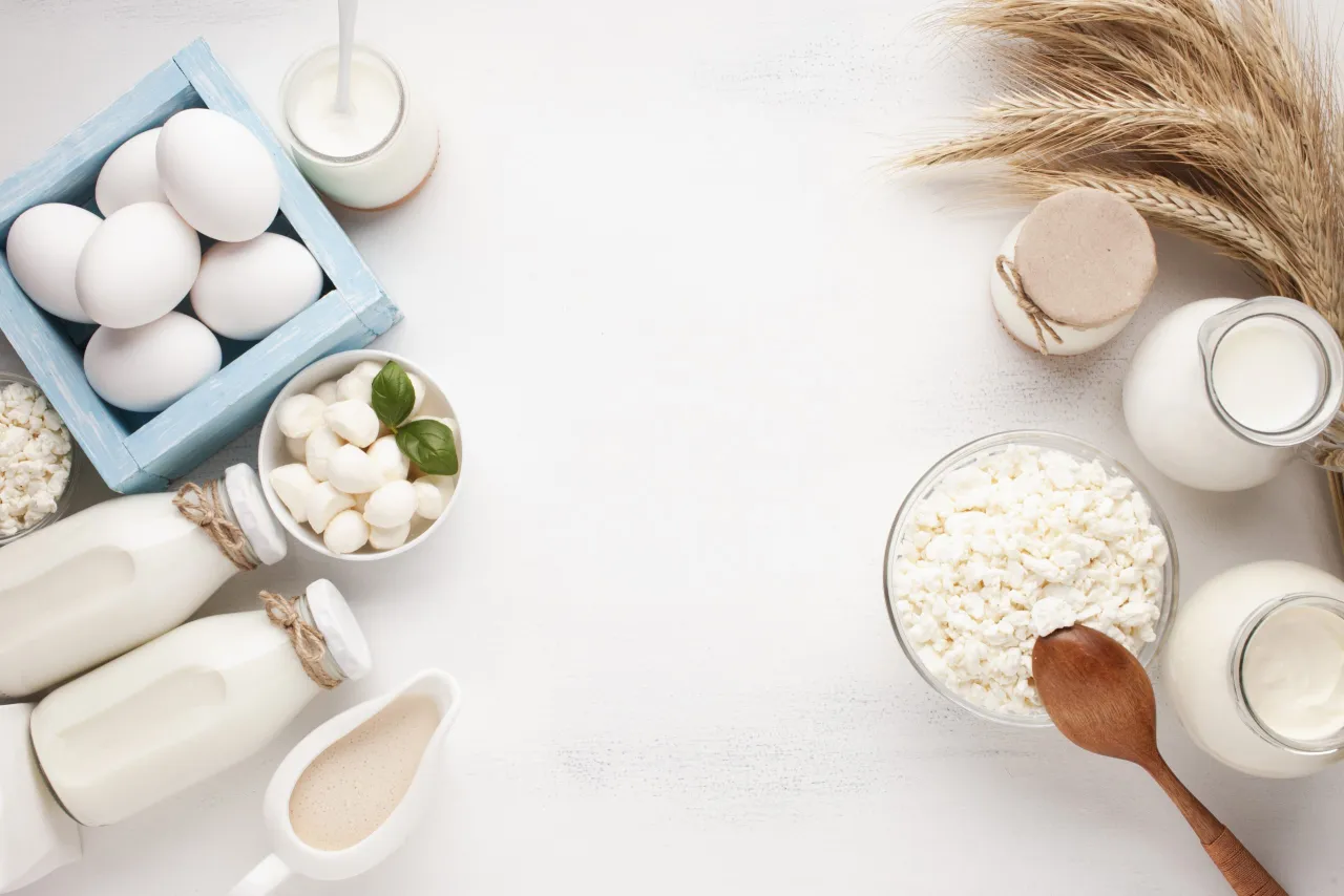 Jajka, twaróg, mozzarella, mleko i jogurt – idealne źródło białka przed czy po treningu.