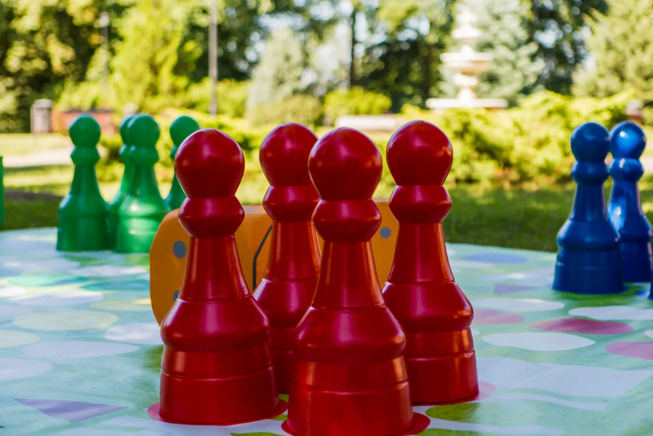 Duże pionki do gry w chińczyka, różne materiały i kształty