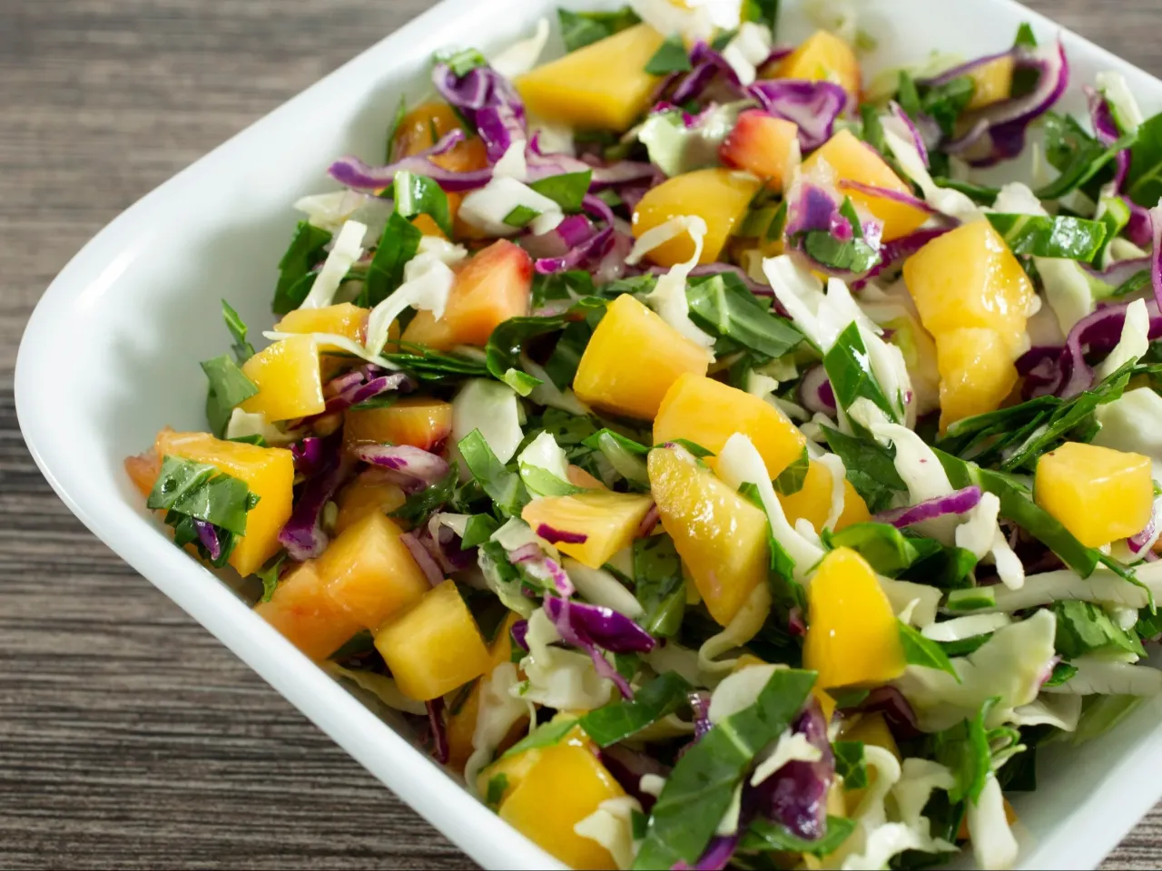 Nowoczesne surówki do perliczki, kolorowe dania