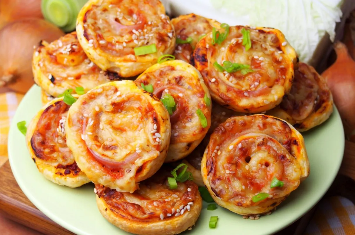 Mini pizze z ciasta francuskiego