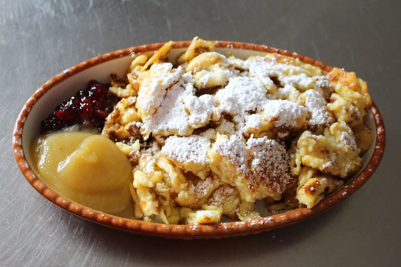 Modernes alpines Gericht wie K&auml;sspatzen oder Kaiserschmarrn ansprechend serviert in einer Bergh&uuml;tte