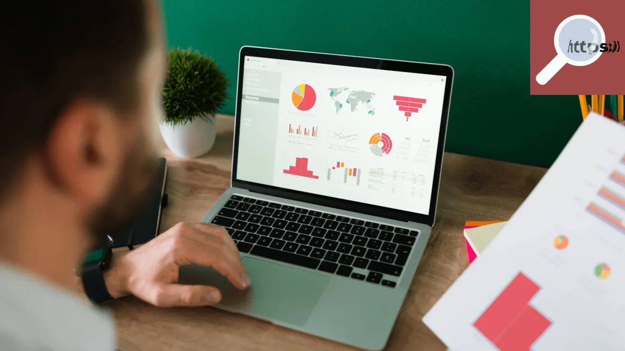 Analiza danych na laptopie, by dowiedzieć się, jak zwiększyć ruch na stronie. W tle lupa z napisem 