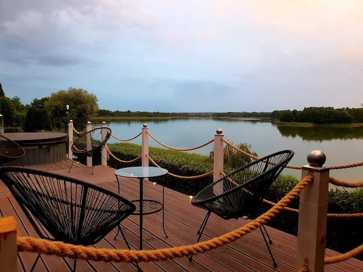 Nowoczesny domek nad jeziorem z pomostem