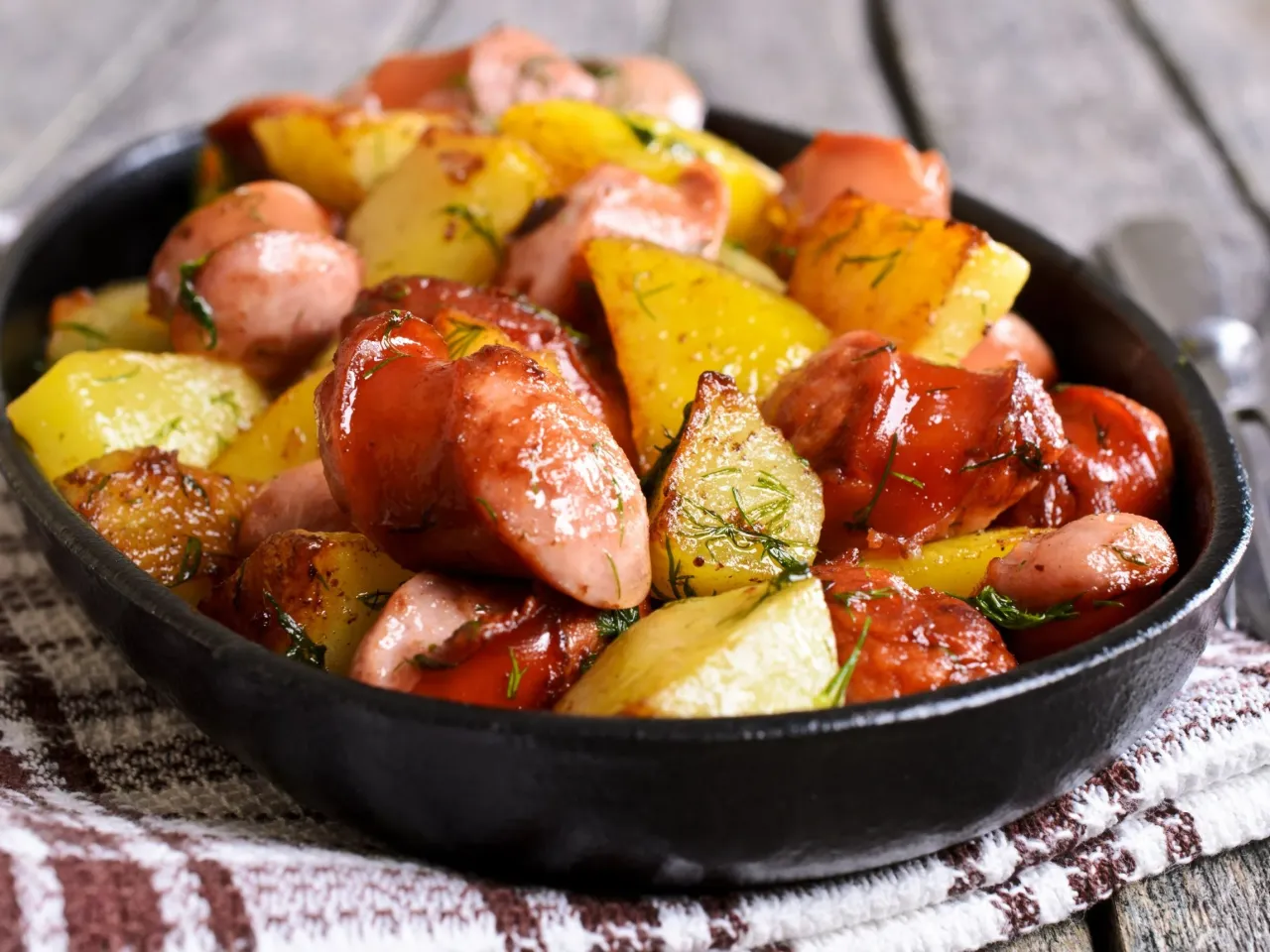 szybkie dania z kiełbasą na patelni