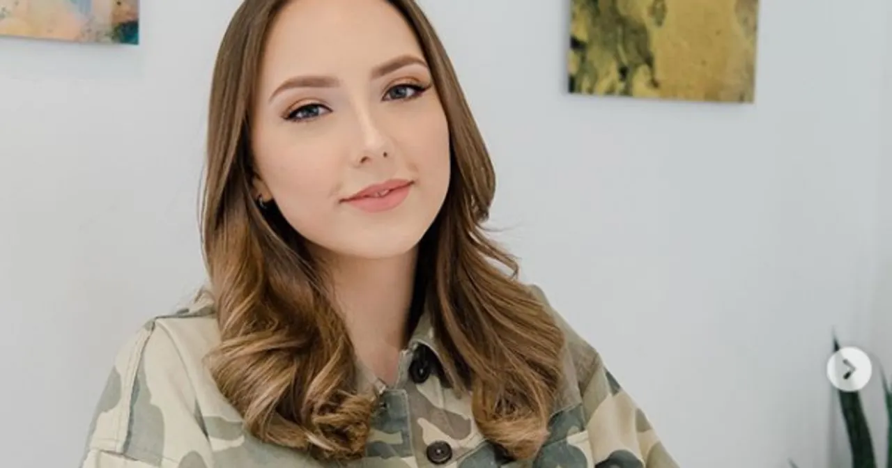 Młoda kobieta w kurtce moro, przypominająca c&oacute;rkę Eminema. Ile lat ma c&oacute;rka Eminema?