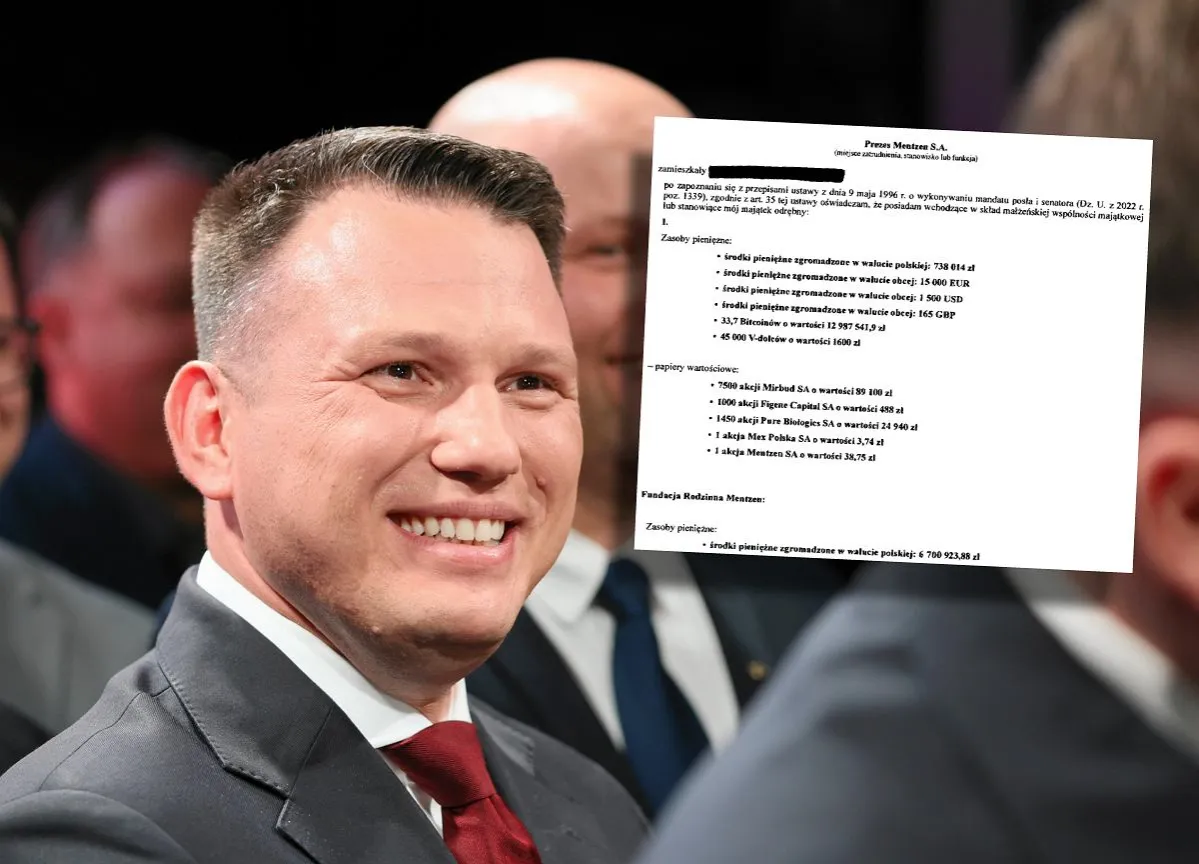 Uśmiechnięty mężczyzna w garniturze obok dokumentu oświadczenia majątkowego, gdzie wymieniono 33,7 Bitcoinów.