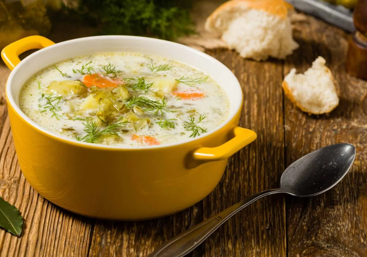 talerz zupy ogórkowej świeżej z koperkiem