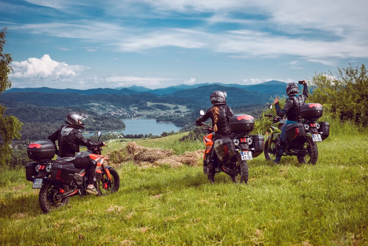 Motocykl nad jeziorem Mazury