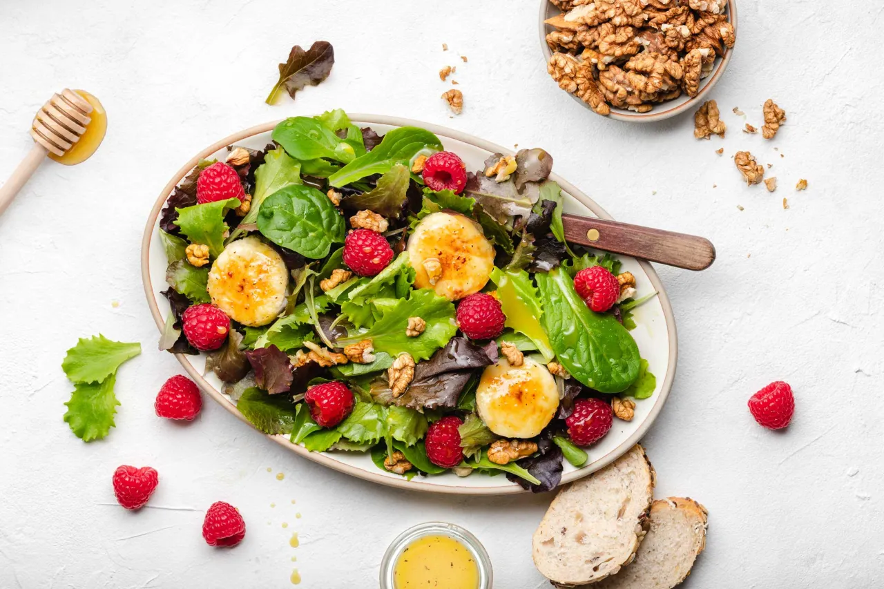 gebackener Ziegenk&auml;se auf Salat mit Honig und Waln&uuml;ssen