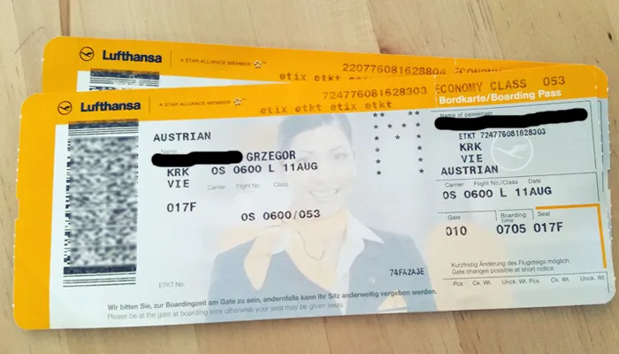 wydrukowana karta pokładowa i paszport