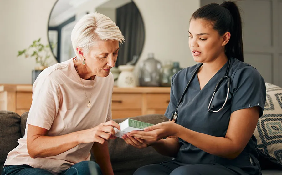 lekarz rozmawiający z pacjentem o problemach ze snem