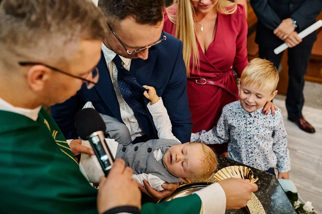 Rodzice planujący chrzciny z budżetem na fotografa