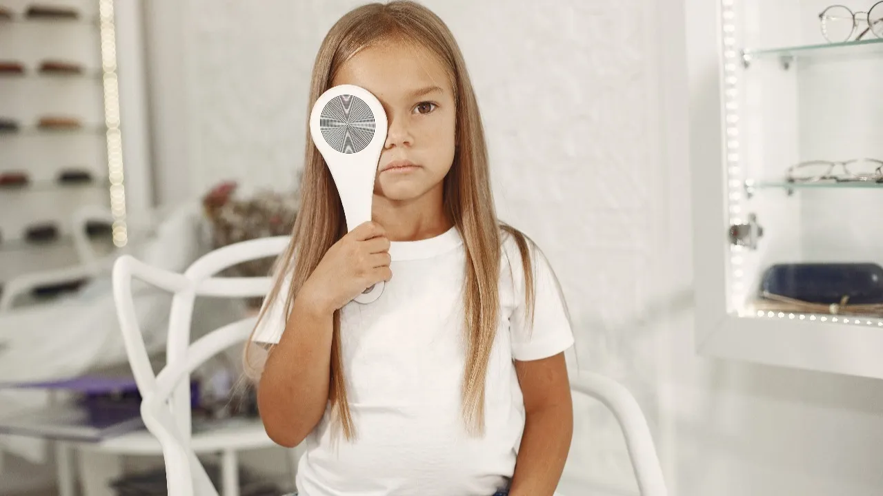 Zdjęcie Czy włosy na oczach psują wzrok? Obalamy popularne mity o zdrowiu oczu